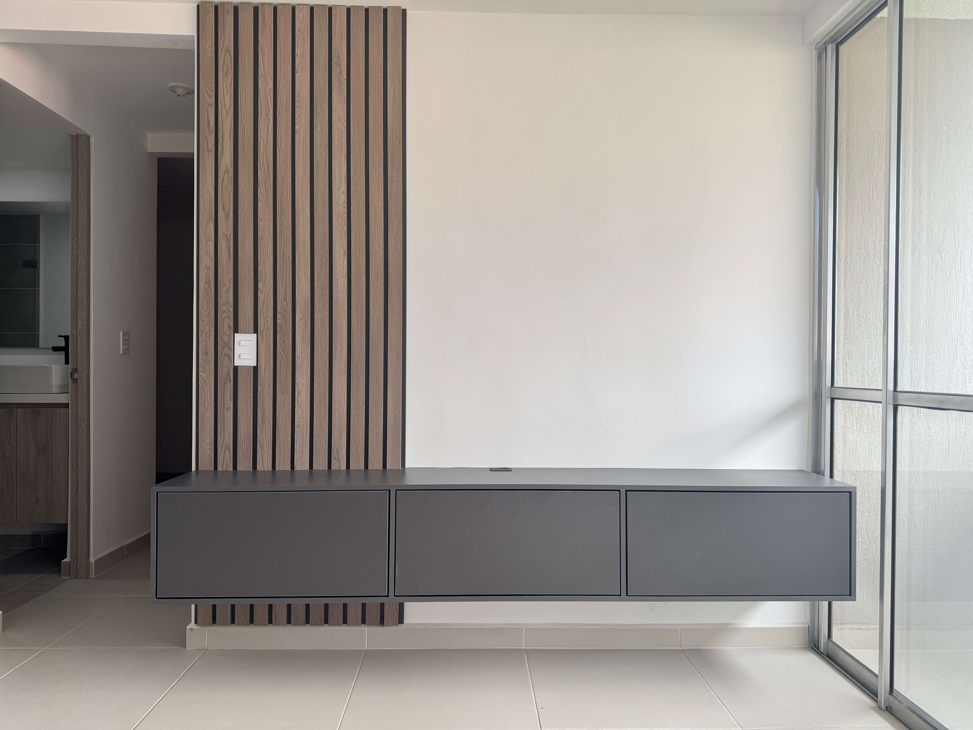 Diseño de Centros de Entretenimiento en Medellín: Soluciones Personalizadas con Madera RH e Iluminación Premium