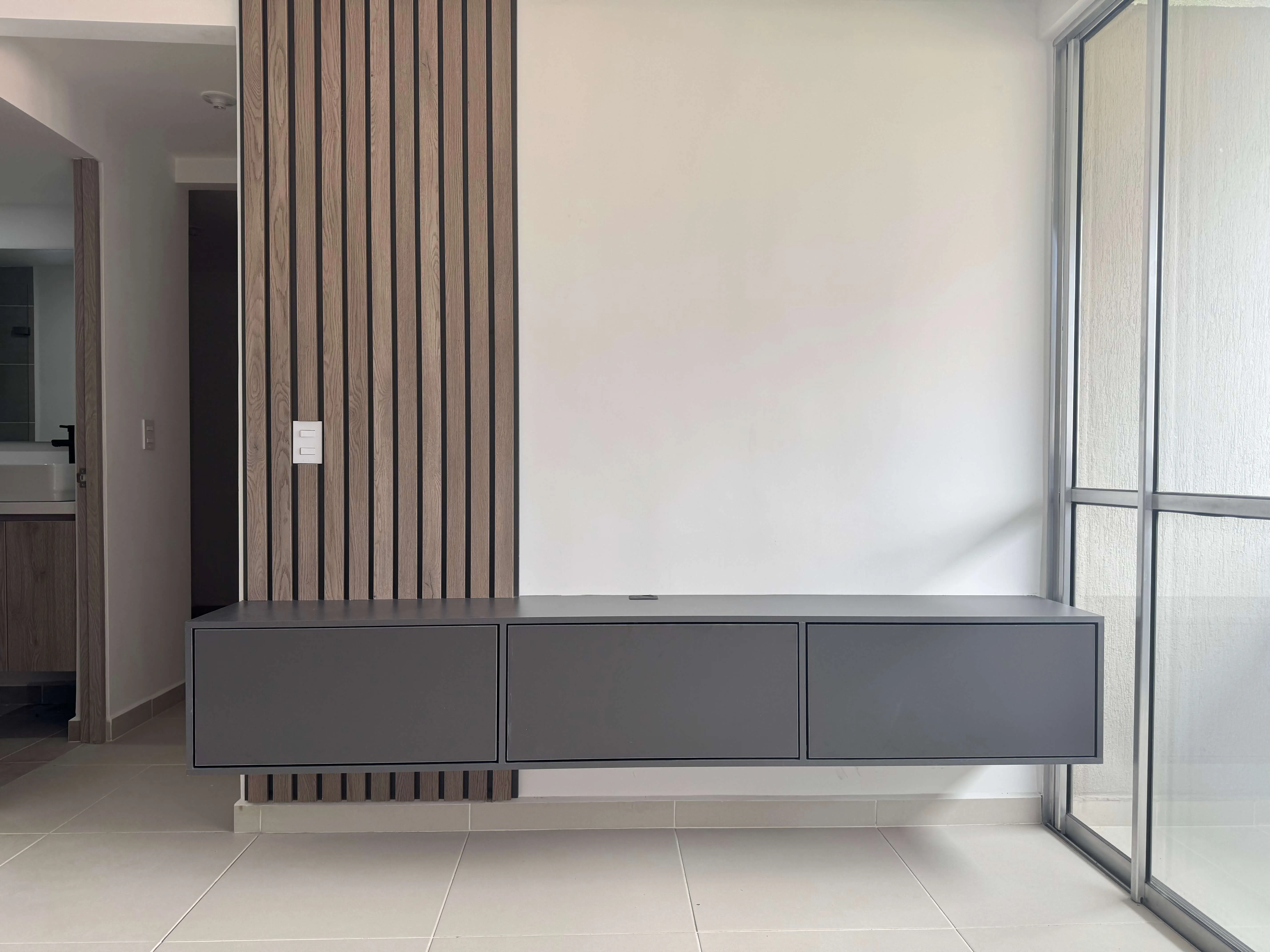 Detalle del mueble terminado mostrando la madera RH e iluminación