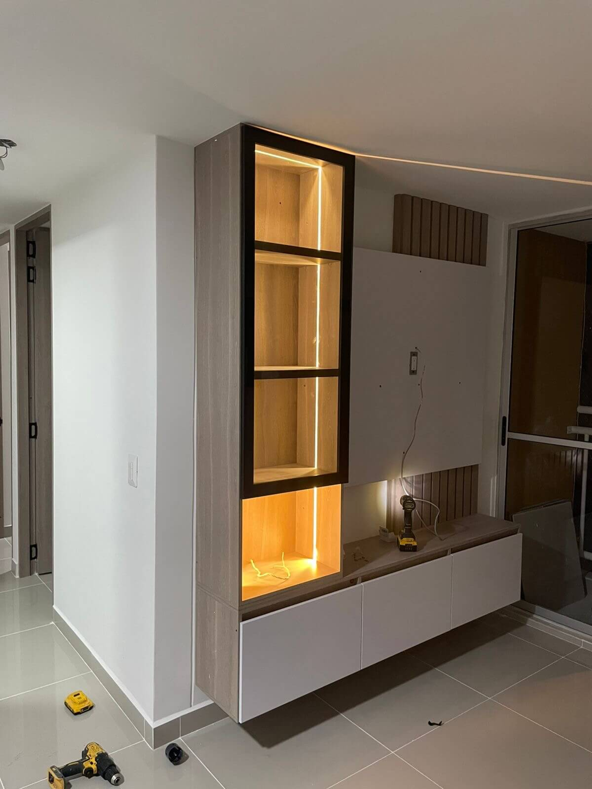 Ideas para Transformar tu Sala con Iluminación Integrada y Madera RH